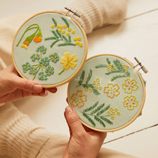 Brodeerauspakkaus, jossa 2 kukkaista motiivia, DMC Mindfulness