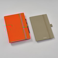 Säilytystasku joustavalla nauhalla ja kynänpidikkeellä - Patch Pocket Fango Semikolon