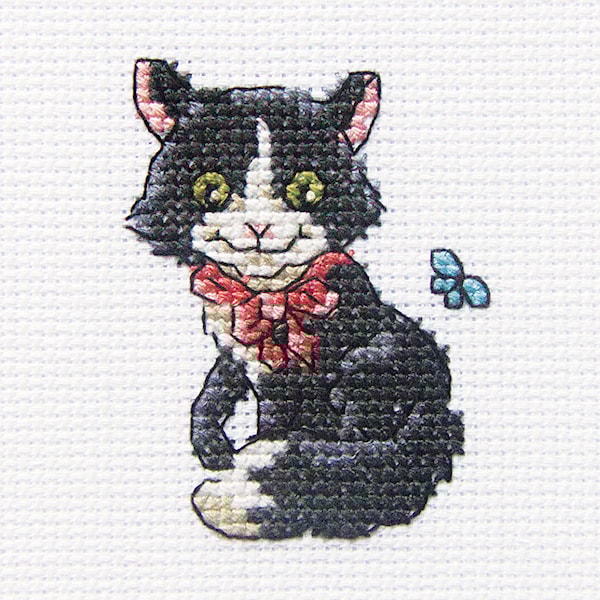 Broderisett med fjærkledd kattunge 8x8 cm RTO