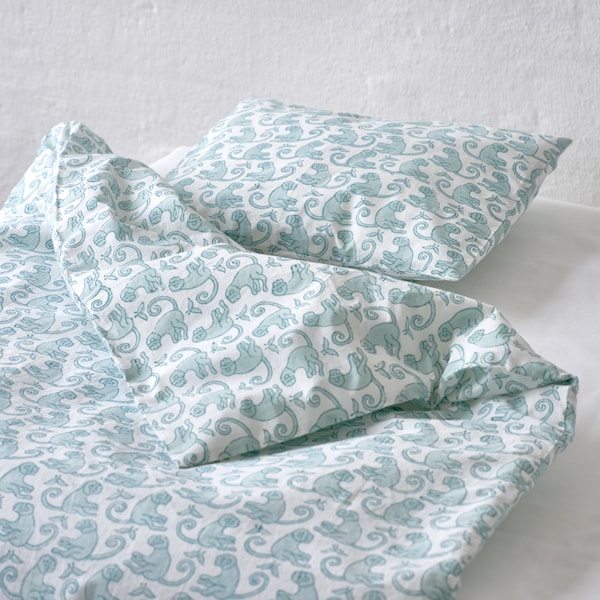 RevaHome Bäddset Baby MONKEY grön Sea 100% ekologisk bomullsperkal 70x80 cm kudde 28x35 cm Grön Reva Home AB RevaHome Bäddset Baby MONKEY grön Sea 100% ekologisk bomullsperkal 70x80 cm kudde 28x35 cm Grön Reva Home AB