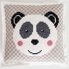 Broderi Kudde i filt med stansade hål Panda set 42 x 42 cm