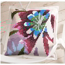 Broderi Pute i filt med stansede hull Blomst i nærbilde sett 42 x 42 cm