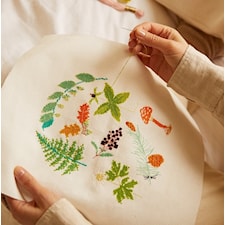 Brodeerauspakkaus, metsänrauhan motiivi, 17,1 x 20 cm, DMC Mindfulness